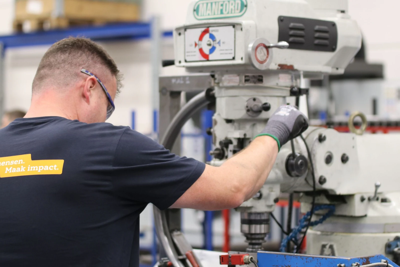 Técnico ajusta el cabezal de una fresadora en un taller de mecanizado